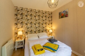 1 chambre, fer et planche à repasser, lit de bébé portatif