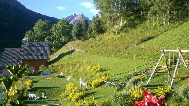 A rural landscape with a house, a swing set, and a path leading to the house. - Chalet LES Ancolies - Valloire (VALLOIRE)
