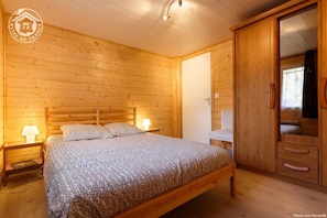 2 slaapkamers, een strijkplank/strijkijzer, reisbedje, gratis wifi