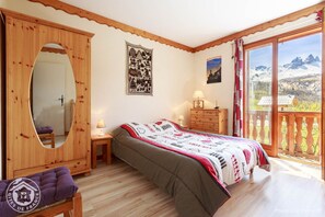 2 makuuhuonetta, silitysrauta/-lauta, vauvan matkasänky