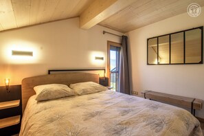 3 habitaciones, tabla de planchar con plancha y cuna de viaje 
