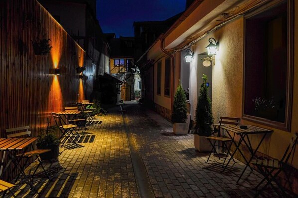 تناول الطعام بالخارج