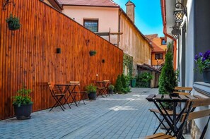 تناول الطعام بالخارج