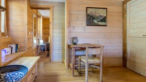 A wooden interior with a dining table and chairs, a bench, and a framed picture on the wall. - Maison Adele - Ste-foy-tarentaise (SAINTE FOY TARENTAISE)