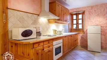 冰箱、微波炉、烤箱、炉灶