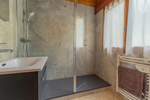 Bathtub, hair dryer, towels