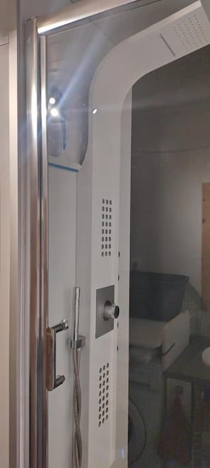 Dusj, hårføner og håndklær