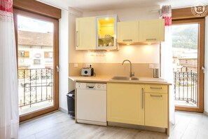 Fridge, microwave, oven, stovetop - LE Barrioz - Val-cenis (VAL CENIS)