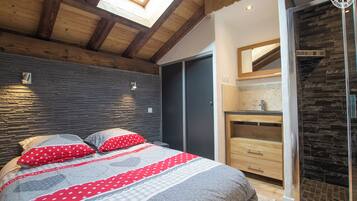 3 slaapkamers, een strijkplank/strijkijzer, reisbedje, gratis wifi