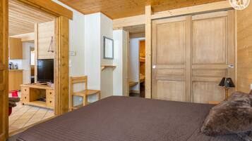 3 slaapkamers, een strijkplank/strijkijzer, reisbedje, gratis wifi