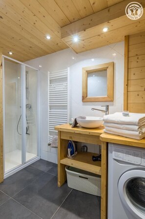 Baignoire, sèche-cheveux