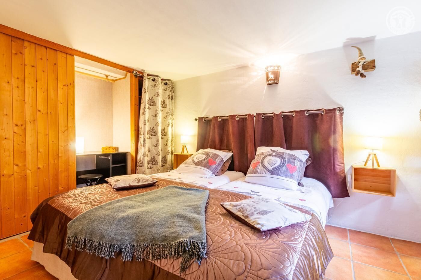 4 slaapkamers, een strijkplank/strijkijzer, reisbedje, gratis wifi