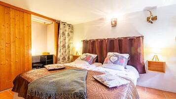 4 slaapkamers, een strijkplank/strijkijzer, reisbedje, gratis wifi