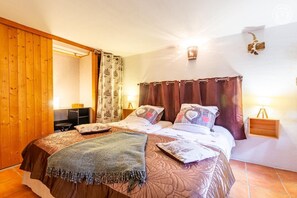 4 bedrooms, iron/ironing board, travel crib, free WiFi