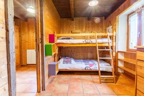 4 عدّة غرف نوم ومكواة/لوح كي وسرير سفر وواي فاي مجانًا