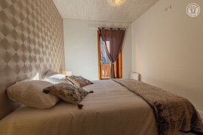 2 bedrooms, iron/ironing board, travel cot, free WiFi
