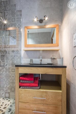 Shower, hair dryer, towels