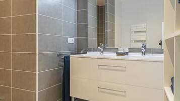 Dusche, Haartrockner, HandtĂŒcher