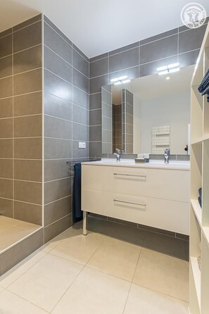 Douche, sèche-cheveux, serviettes fournies
