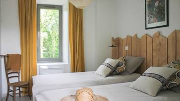 4 dormitorios, tabla de planchar con plancha, cuna de viaje