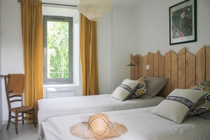 4 slaapkamers, een strijkplank/strijkijzer, reisbedje, gratis wifi