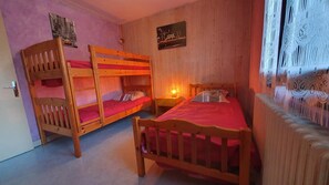 2 bedrooms, iron/ironing board, travel cot, free WiFi