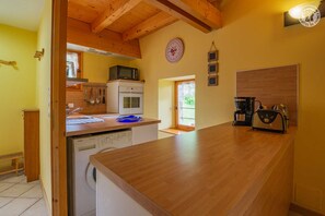 Een koelkast, een microgolfoven, een oven, een kookplaat