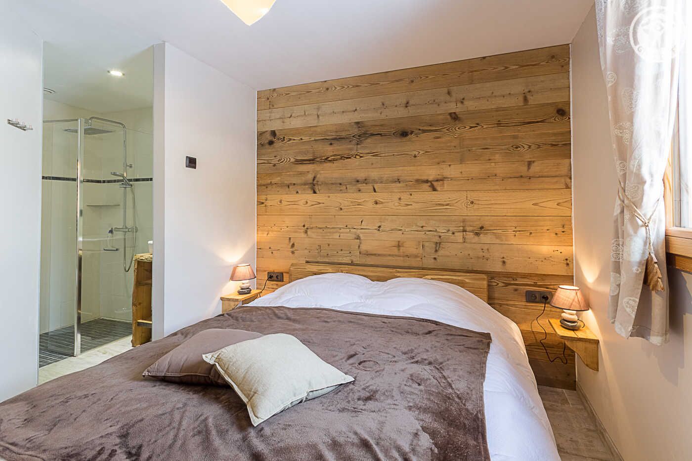 5 quartos, ferros/tábuas de passar roupa, berço de viagem