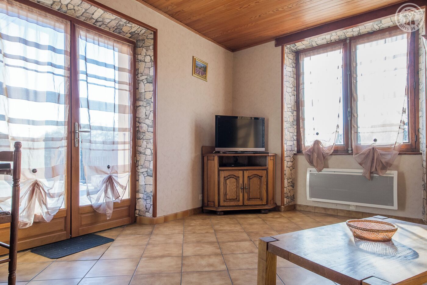 テレビ、DVD プレーヤー、ステレオ