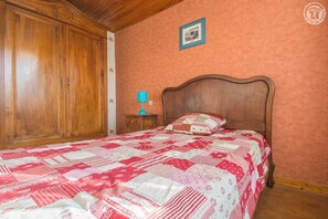 3 chambres, fer et planche à repasser, lit de bébé portatif