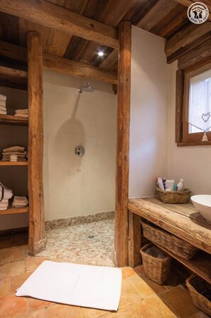 Baignoire, sèche-cheveux, serviettes fournies