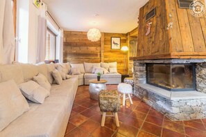 TV, fireplace, stereo