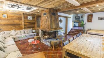 TV, fireplace, stereo