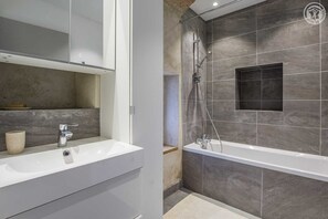 Badekar, hårtørrer, håndklæder