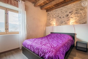 2 bedrooms, iron/ironing board, travel cot, free WiFi