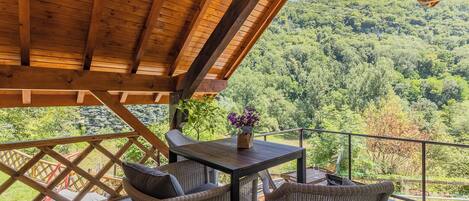 تناول الطعام بالخارج