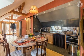 Réfrigérateur, four à micro-ondes, un four, surface de cuisson