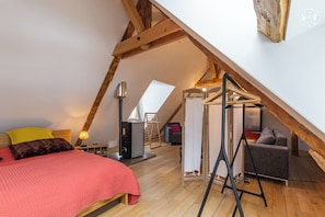 Iron/ironing board, travel cot, free WiFi, bed sheets
