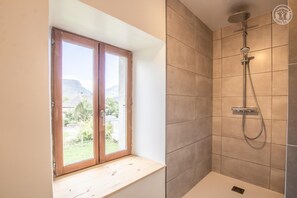 Douche, sèche-cheveux, serviettes fournies