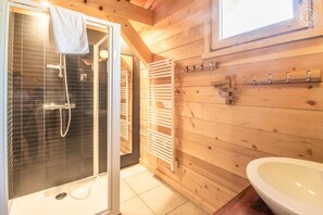 Badewanne, Haartrockner, Handtücher