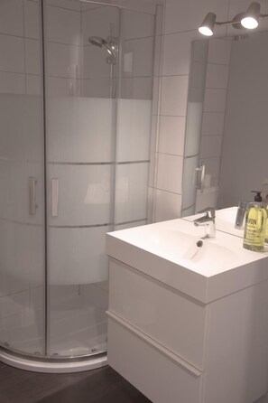 Een douche, een haardroger, handdoeken