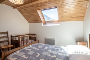 4 bedrooms, iron/ironing board, travel cot, free WiFi - Superbe Gite Dans une Maison de Village, à 300 m des Pistes D'albiez-montrond, Station Familiale à p (ALBIEZ MONTROND)