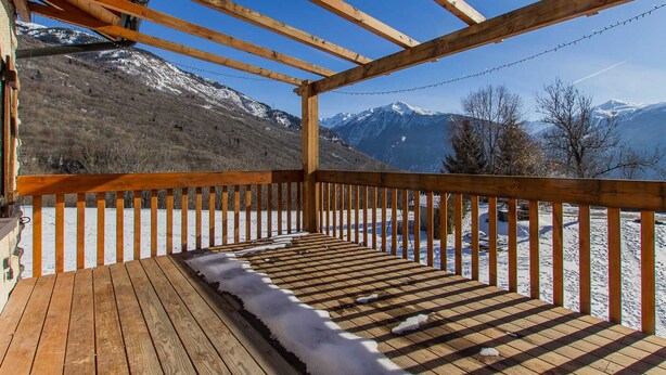 A wooden deck with a view of snow-covered mountains. - Gites DE Beaune - LE Brequin (SAINT MICHEL DE MAURIENNE)