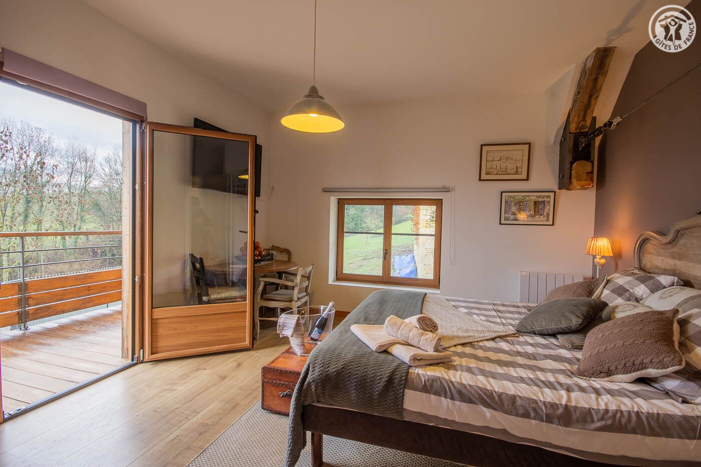 4 slaapkamers, een strijkplank/strijkijzer, reisbedje, gratis wifi