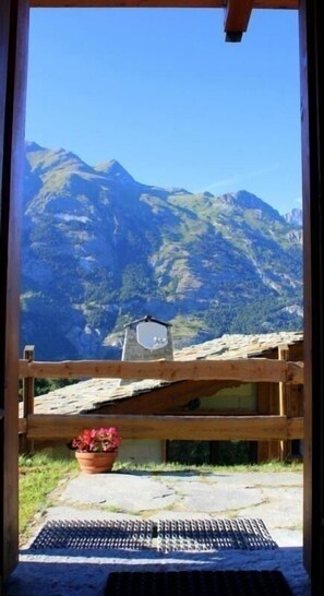 Uma cabana de madeira com vista para uma cordilheira.