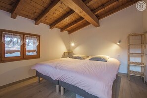 4 bedrooms, iron/ironing board, travel cot, free WiFi