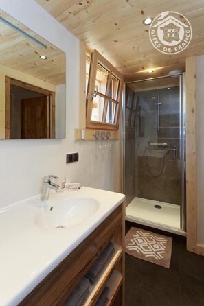 Shower, hair dryer, towels - Chalet Frison - Clemence (BEAUFORT ARECHES)