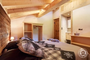 4 habitaciones, tabla de planchar con plancha y cuna de viaje 