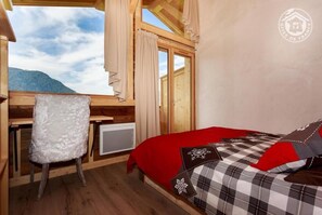 4 habitaciones, tabla de planchar con plancha y cuna de viaje 