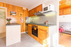 ثلاجة، ميكروويف، فرن، موقد طهي مسطح